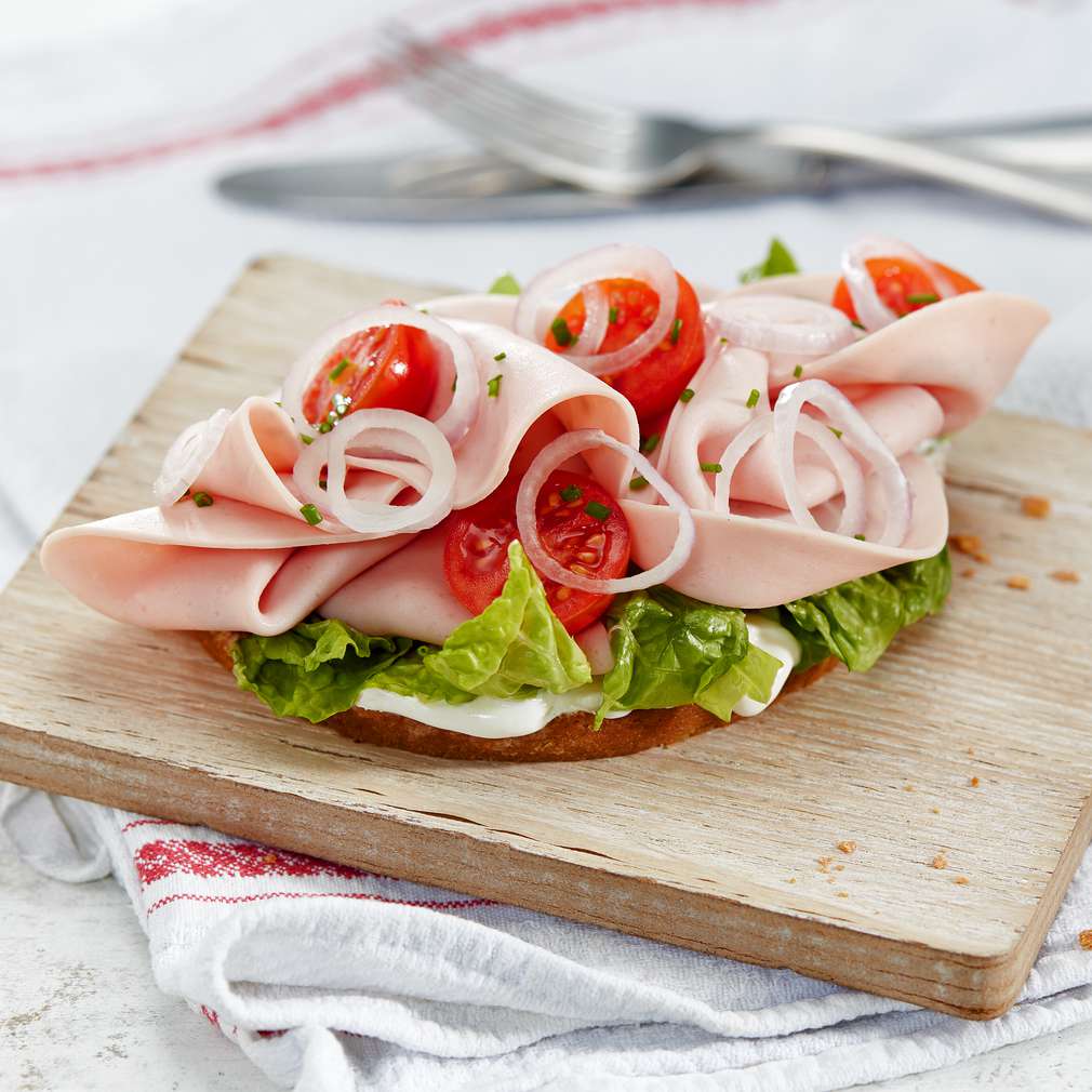 Salat mit Geflügelmortadella auf Krustenbrot - Rezept | Kaufland