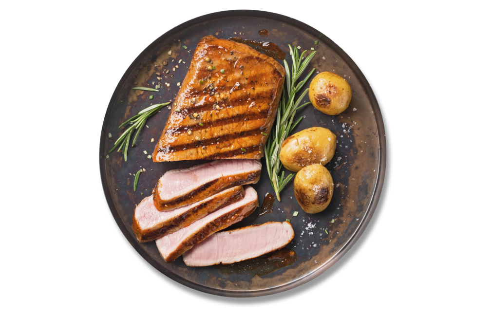 Gegrillter Lammlachs angerichtet mit Kartoffeln auf schwarem Teller Gegrillter Lammlachs angerichtet mit Kartoffeln auf schwarem Teller