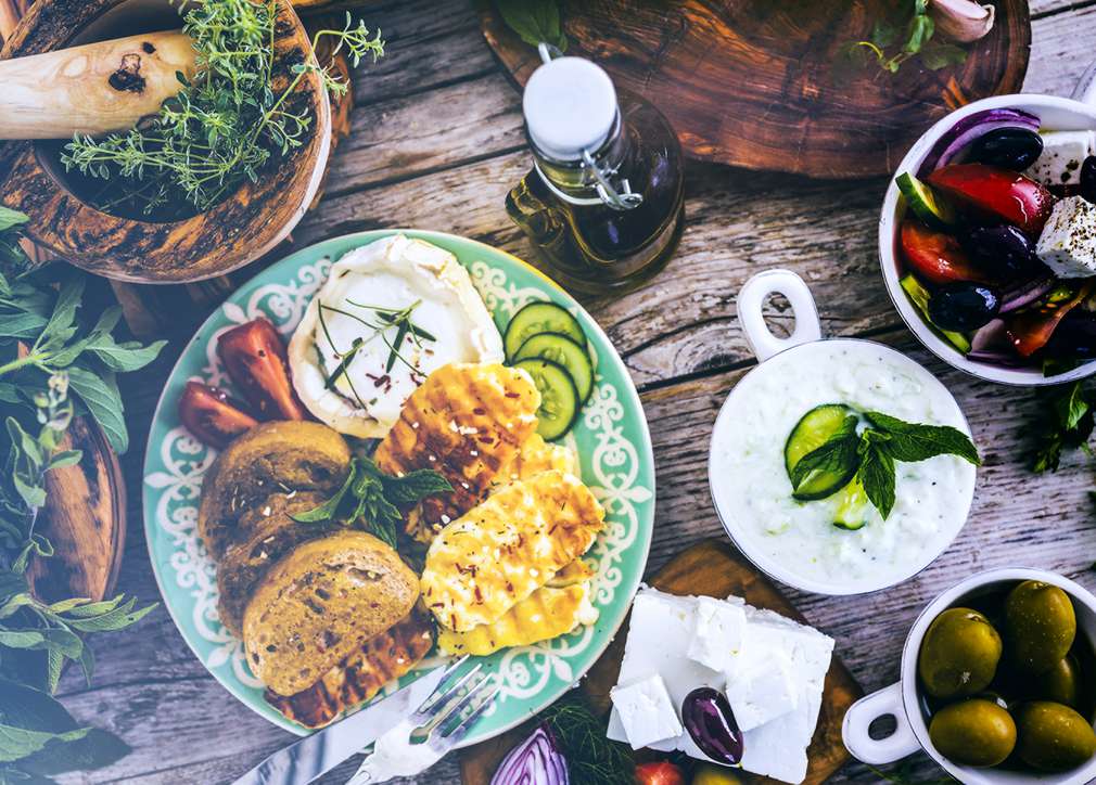Изненадай небцето си и му подари едно невероятно пътешествие през вкусовете и ароматите на Гърция Изображение на различни типични за гръцката кухня ястия