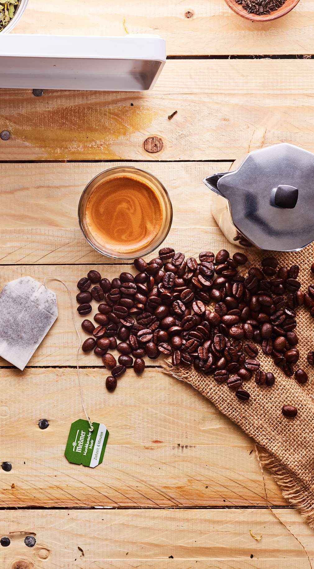 Изображение на кубинска кафеварка, чаша кафе и кафе на зърна