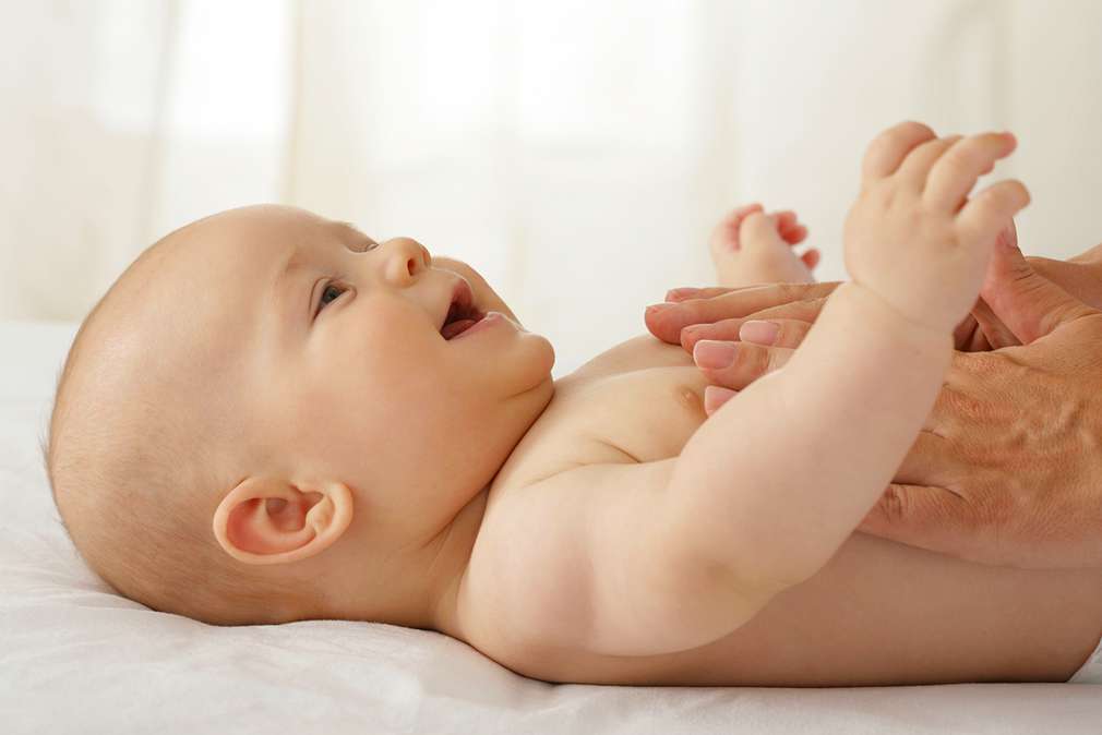 Изображение на бебе, на което се прави масаж