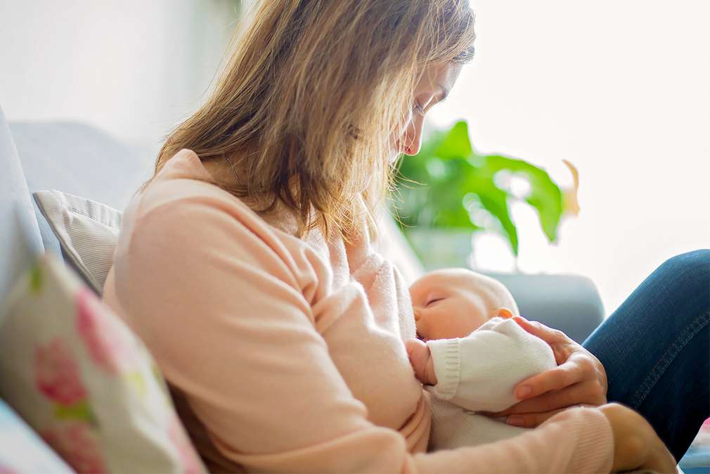 Изображение на майка, която кърми бебето си