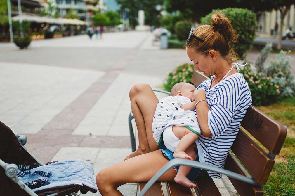 Изображение на майка, която кърми бебето си