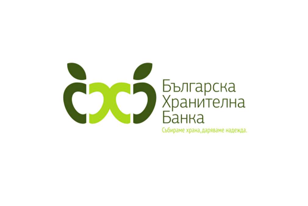 Хранителни продукти за хиляди нуждаещи се българи Изображение на доброволци на БХБ, които сортират плодовете и зеленчуците, получени от Kaufland