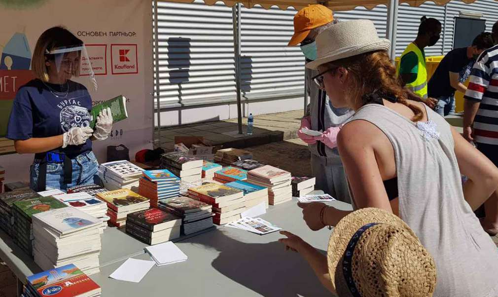 Близо 5 тона пластмасови отпадъци бяха събрани в кампанията „Книги за смет” с подкрепата на Kaufland България Близо 5 тона пластмасови отпадъци бяха събрани в кампанията „Книги за смет” с подкрепата на Kaufland България