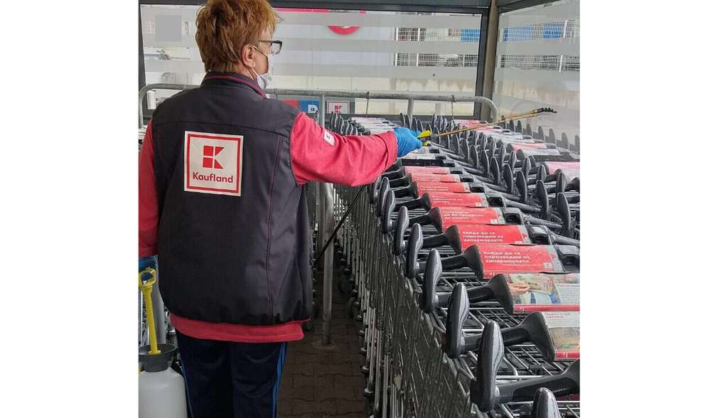 Дезинфекцираме пазарските колички всеки ден. Дезинфекцираме пазарските колички всеки ден.