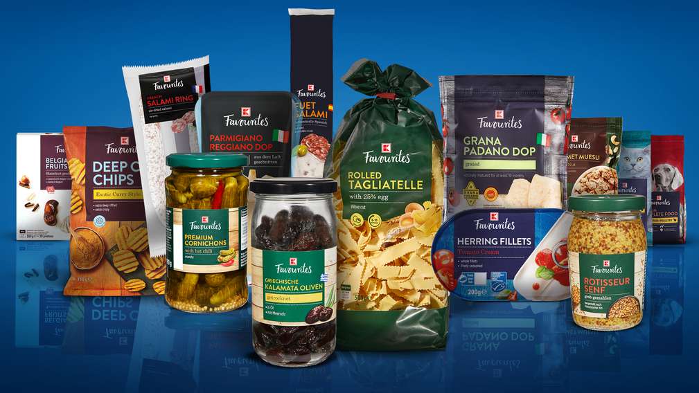 Produktcollage mit verschiedenen Artikeln von K-Favourites wie z. B. Fussili, Konfitüre, Pesto und Dijon Senf Produktcollage mit verschiedenen Artikeln von K-Favourites wie z. B. Fussili, Konfitüre, Pesto und Dijon Senf