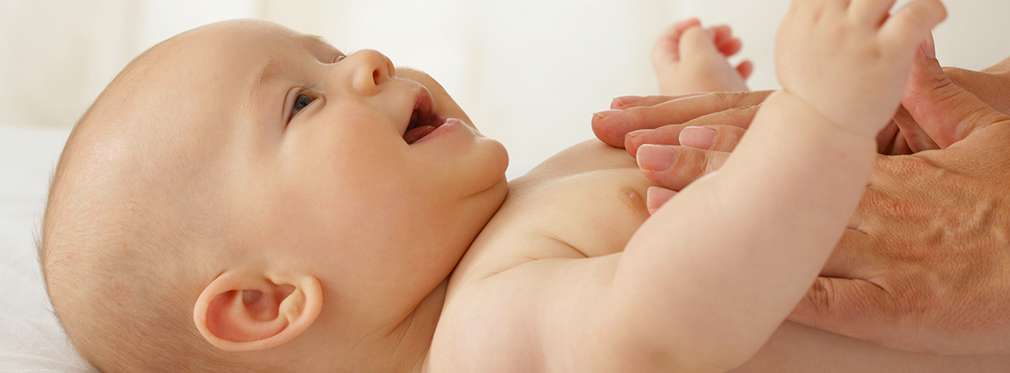 Изображение на бебе, на което се прави масаж