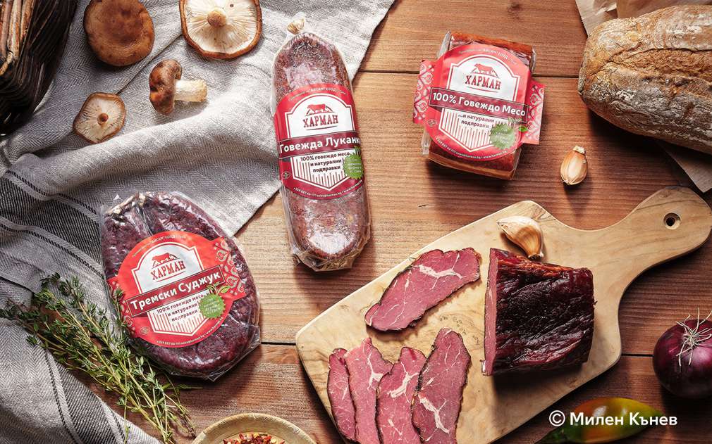 Фермерски пазар в Kaufland Изображение на различни месни продукти с марка "Харман"