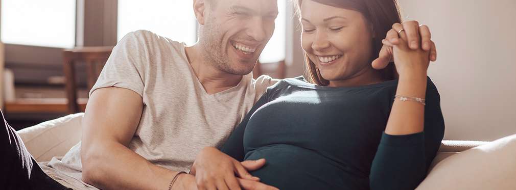 Иображение на млада двойка, жената е бременна