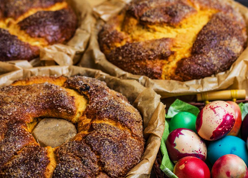 Великден у дома с вкусна и добра храна Изображение на великденски вкусотии - козунак и боядисани яйца