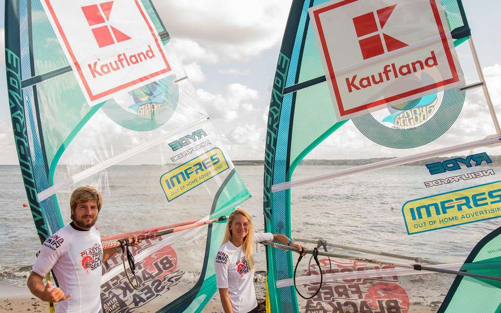 Нашите съмишленици от WIND2WIN Изображение на двамата сърфисти на плажа