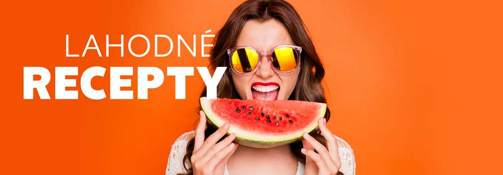 Nechte se inspirovat novými recepty. Žena kouše do melounu