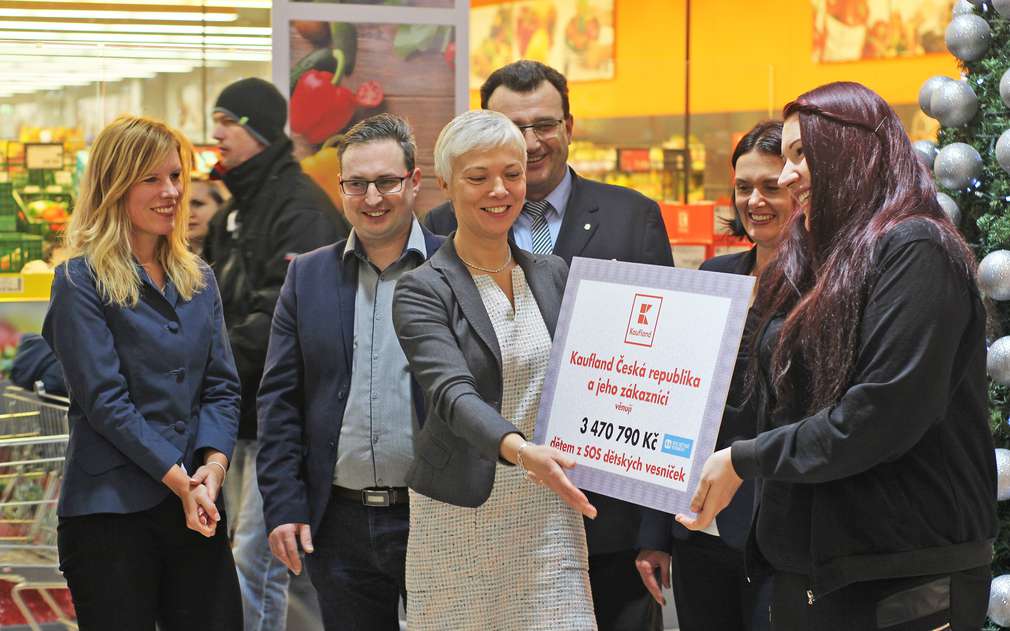 Předání šeku sbírky Z lásky k dětem Předání šeku sbírky Z lásky k dětem