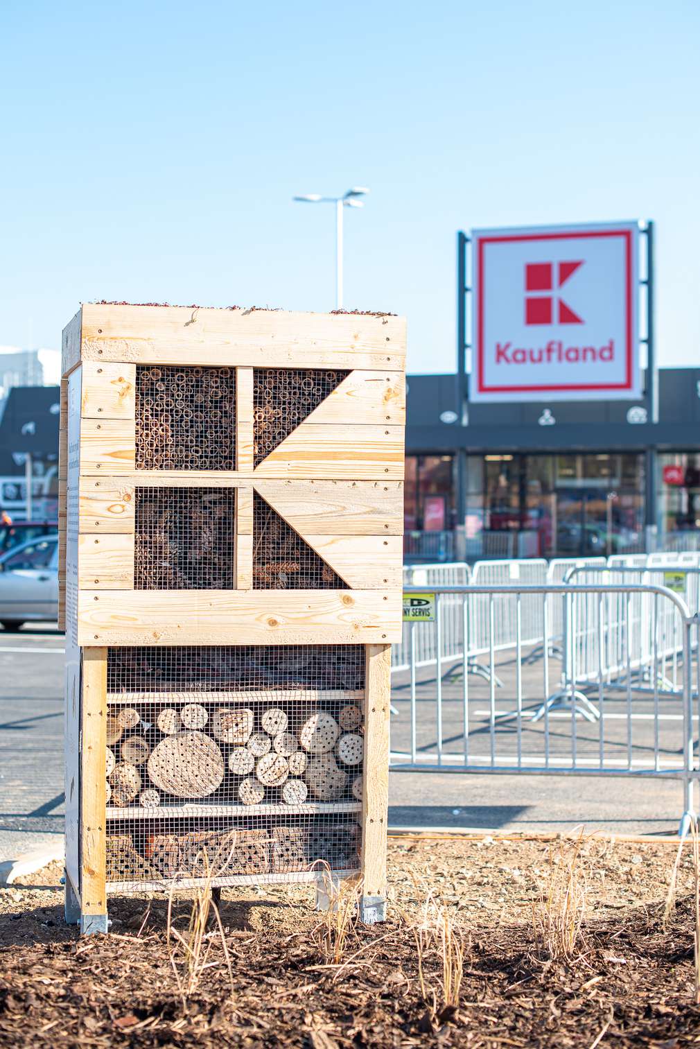 Hmyzí hotel u prodejen Kaufland. Hmyzí hotel u prodejen Kaufland.