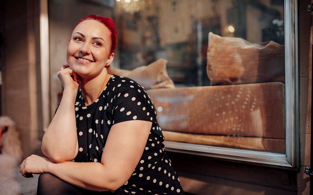 Mladá žena s červenými vlasy v puntíkatém tričku Mladá žena s červenými vlasy v puntíkatém tričku