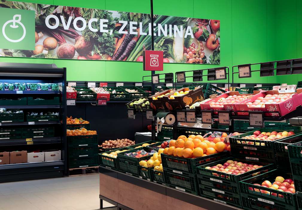 Prodejna Kaufland, oddělení ovoce a zeleniny. Prodejna Kaufland, oddělení ovoce a zeleniny.