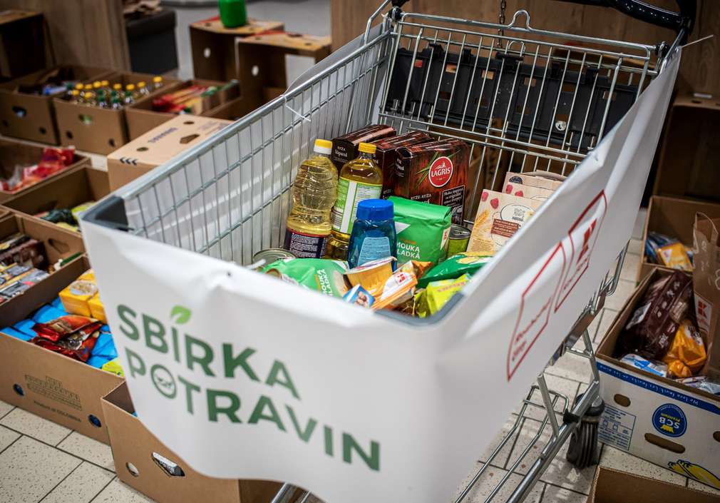 Sbírka potravin Nákupní koš s vybranými potravinami pro Sbírku potravin