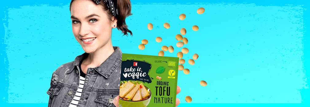V sortimentu K-take it veggie najdete mnoho dalších potravin Mladá dívka drží v ruce K-take it veggie