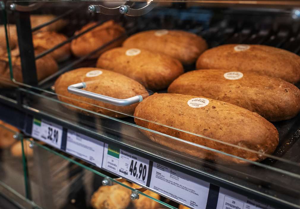 Kaufland zavedl ochranná plexiskla v úseku pečiva. Chléb za ochrannou plexiskla