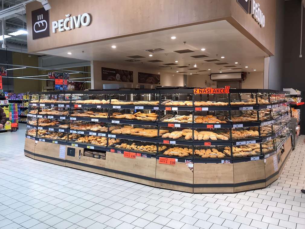 Stojany s nebaleným pečivem Stojany s nebaleným pečivem