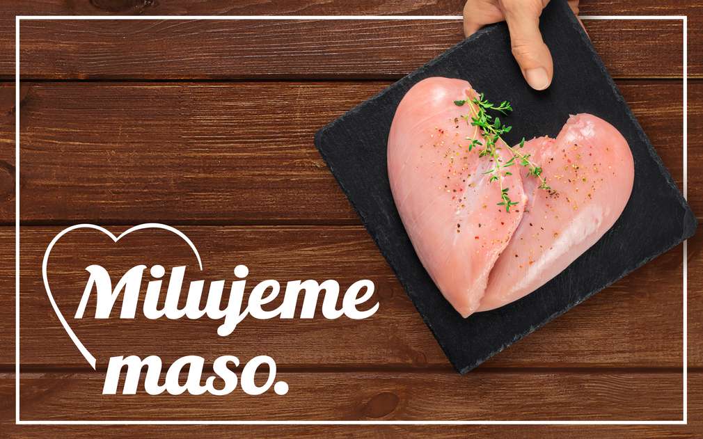 Milujeme maso. Kuřecí maso ve tvaru srdce na černém talíři