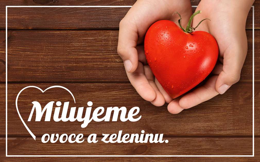 Milujeme ovoce a zeleninu. Rajče va tvaru srdíčka v dětských dlaních.