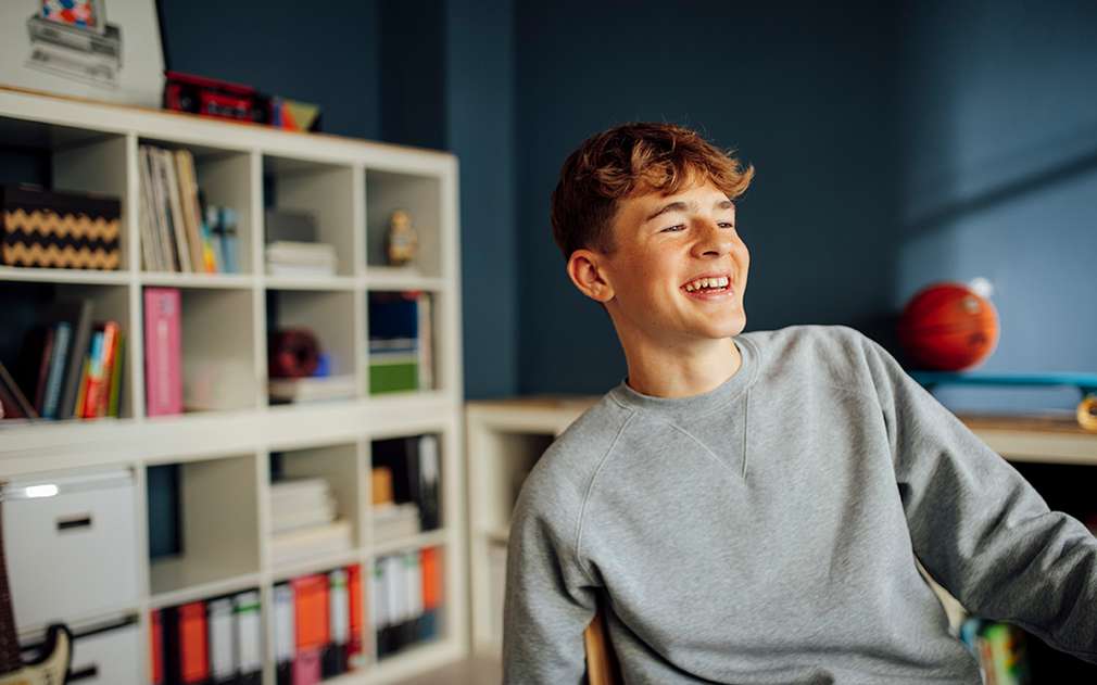 Mladý student v šedé mikině Mladý student v šedé mikině