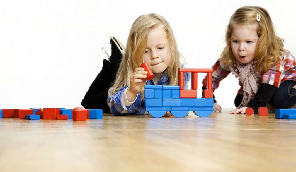 Zwei Mädchen beim Spielen Zwei Mädchen beim Spielen