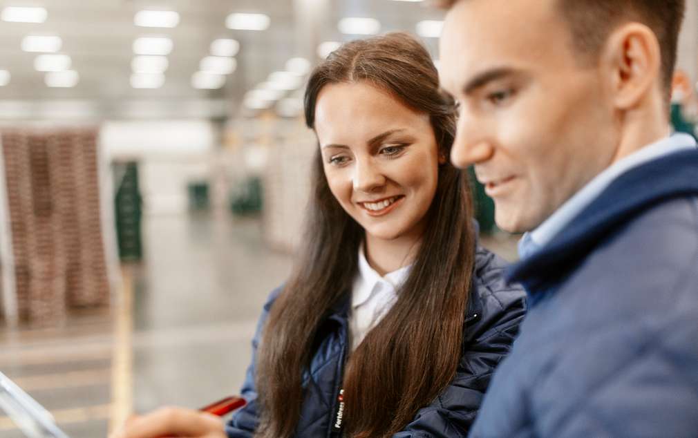 Mann und Frau mit Tablet Mann und Frau mit Tablet