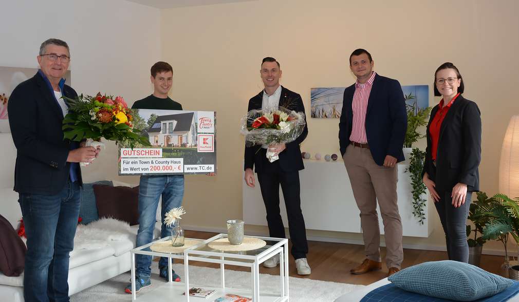 Gewinnübergabe in einem Musterhaus: Gewinner des Hauptgewinns gemeinsam mit Geschäftsführer und Hausverkaufsberaterin von Town & Country, Haus- und Verkaufsleiter von Kaufland Gewinnübergabe in einem Musterhaus: Gewinner des Hauptgewinns gemeinsam mit Geschäftsführer und Hausverkaufsberaterin von Town & Country, Haus- und Verkaufsleiter von Kaufland