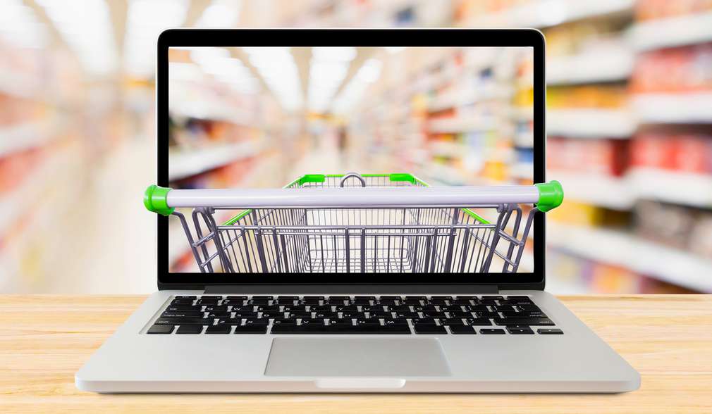 Einkaufswagen wird auf Bildschirm von Laptop angezeigt Einkaufswagen wird auf Bildschirm von Laptop angezeigt
