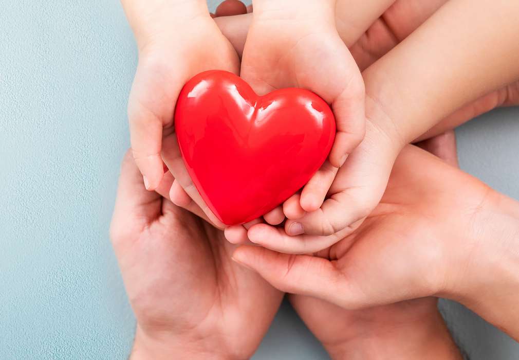 Hände von Kindern, Vater und Mutter halten gemeinsam Herz Hände von Kindern, Vater und Mutter halten gemeinsam Herz