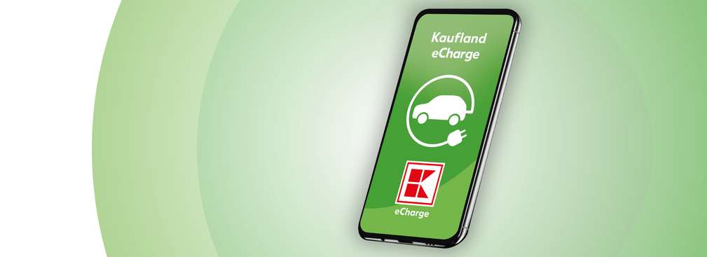 Smartphone mit Logo der Kaufland eCharge App und Kaufland-Logo 