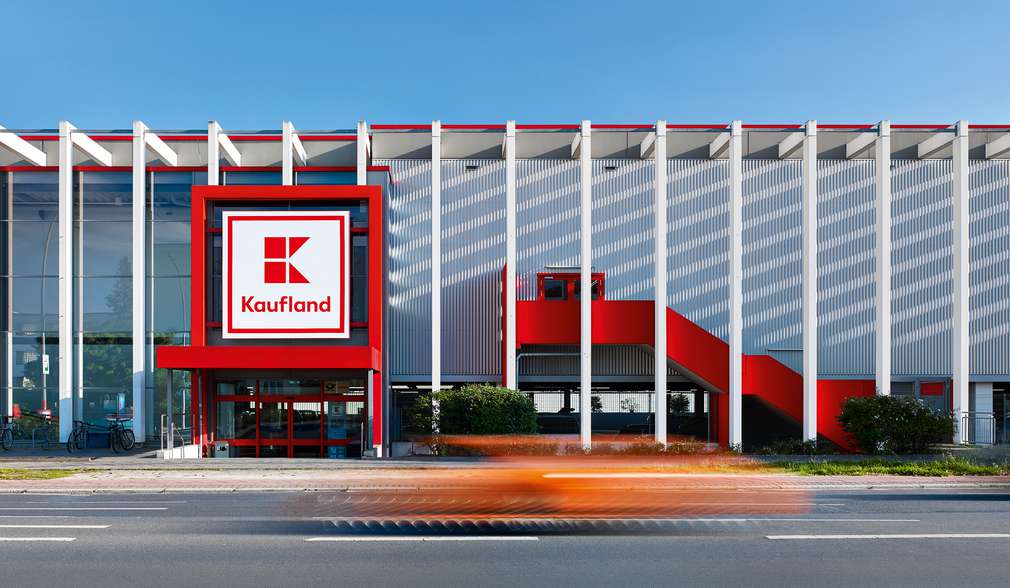 Außenansicht eines Kaufland-Markts mit Logo Außenansicht eines Kaufland-Markts mit Logo