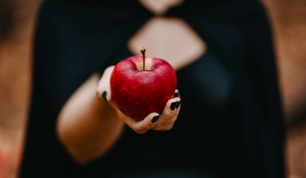 Roter Apfel in Hand Roter Apfel in Hand