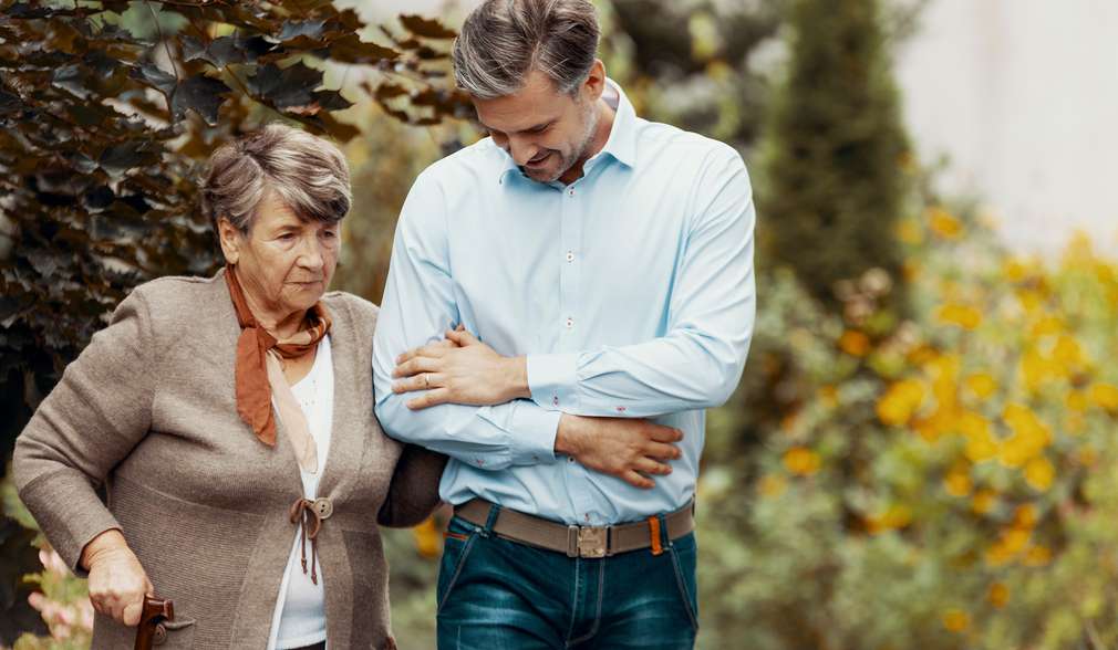 Mitarbeiter geht mit seiner Mutter spazieren Mitarbeiter geht mit seiner Mutter spazieren