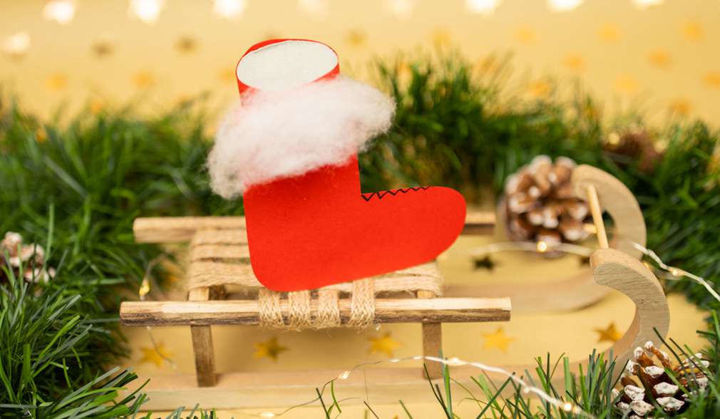 Nikolausstiefel aus Bastelpapier und Watte Nikolausstiefel aus Bastelpapier und Watte