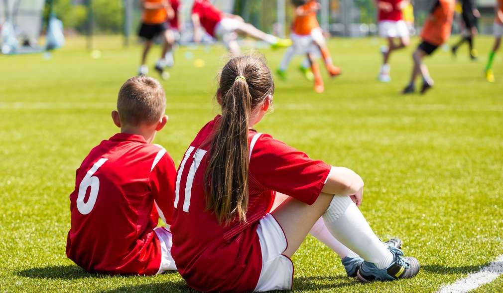 Kinder in Fußballtrikots Kinder in Fußballtrikots