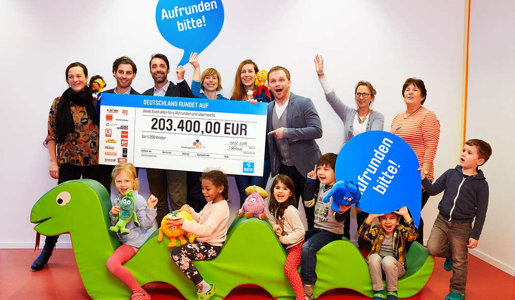 Scheckübergabe an Kindergarten plus Scheckübergabe an Kindergarten plus