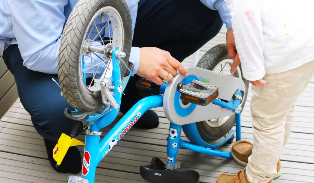 Vater zeigt Kind wie Fahrrad funktioniert Vater zeigt Kind wie Fahrrad funktioniert