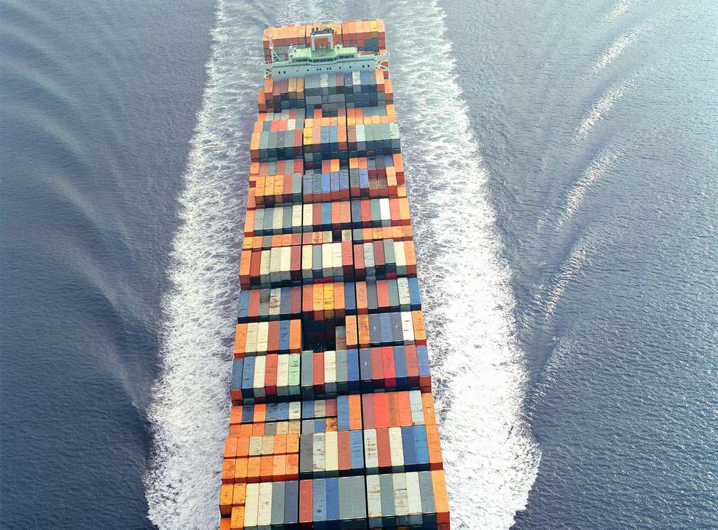 Containerschiff mit Fracht auf See Containerschiff mit Fracht auf See