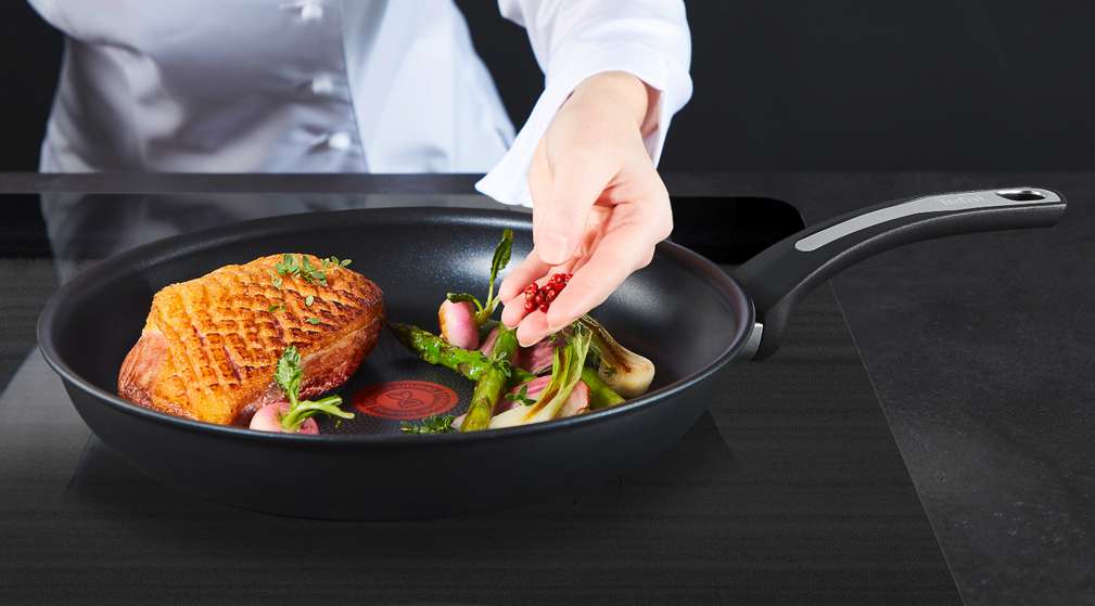 Tefal-Pfanne, in der Fleisch und versch. Gemüse angebraten wird Tefal-Pfanne, in der Fleisch und versch. Gemüse angebraten wird
