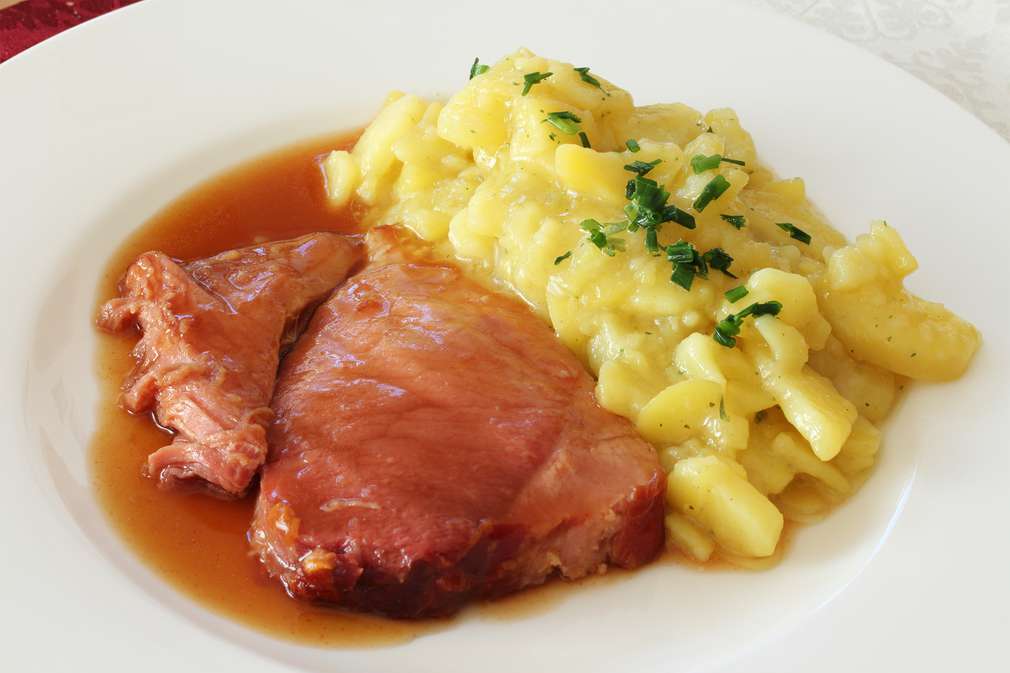 Schupfnudeln mit Kraut und Speck in der Pfanne Schupfnudeln mit Kraut und Speck in der Pfanne