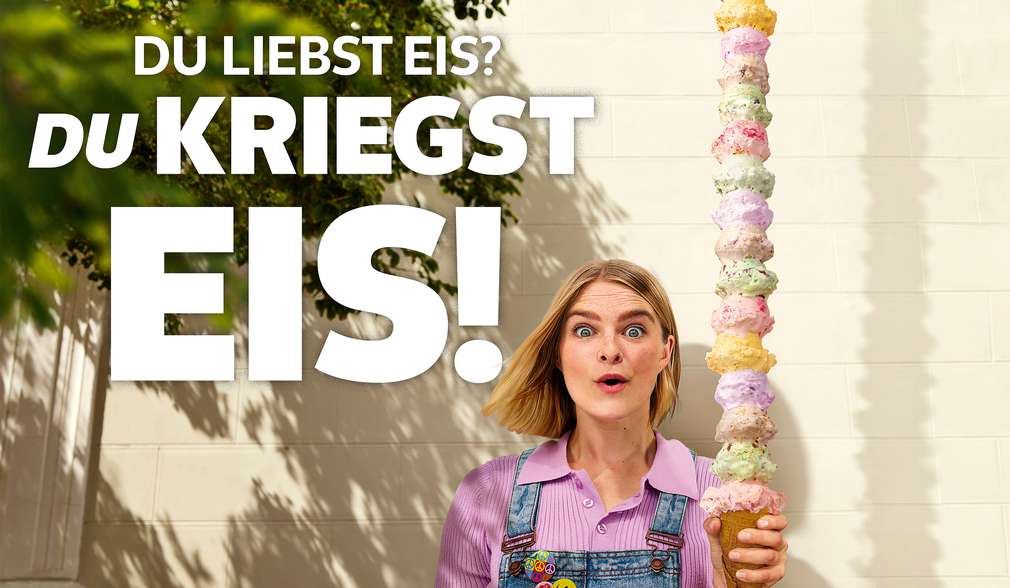 Frau mit Eiswaffel; Schriftzug: Du liebst Eis? Du kriegst Eis! Frau mit Eiswaffel; Schriftzug: Du liebst Eis? Du kriegst Eis!