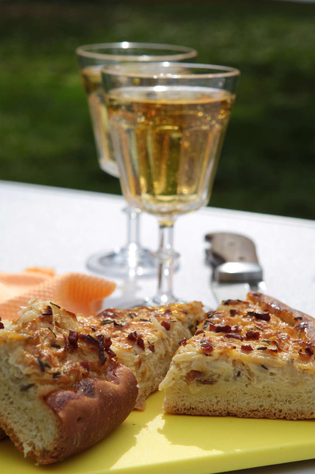 Zwiebelkuchen und Most, regionale Kche Zwiebelkuchen und Most, regionale Kche