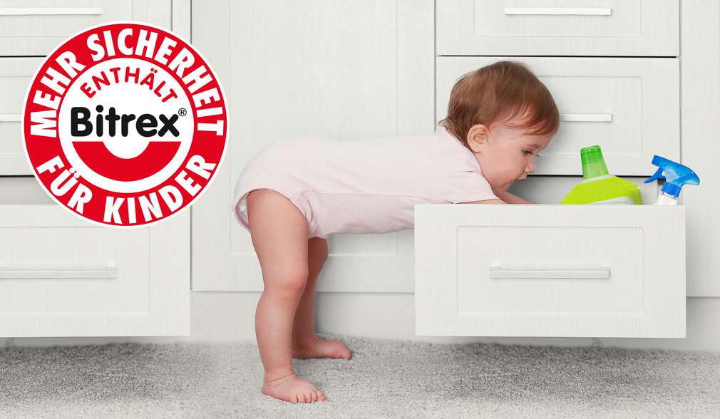 Sicherheit im Haushalt baby schaut in schublade