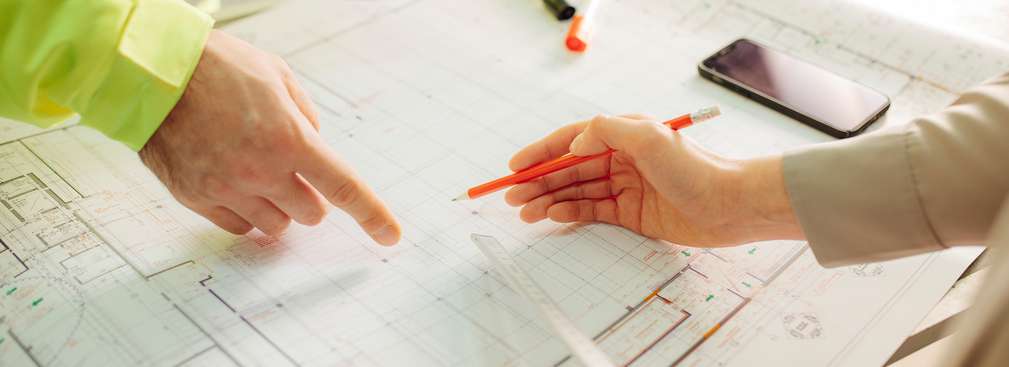 Строителен инженер разглежда параметрите за разпределение на нов проект.