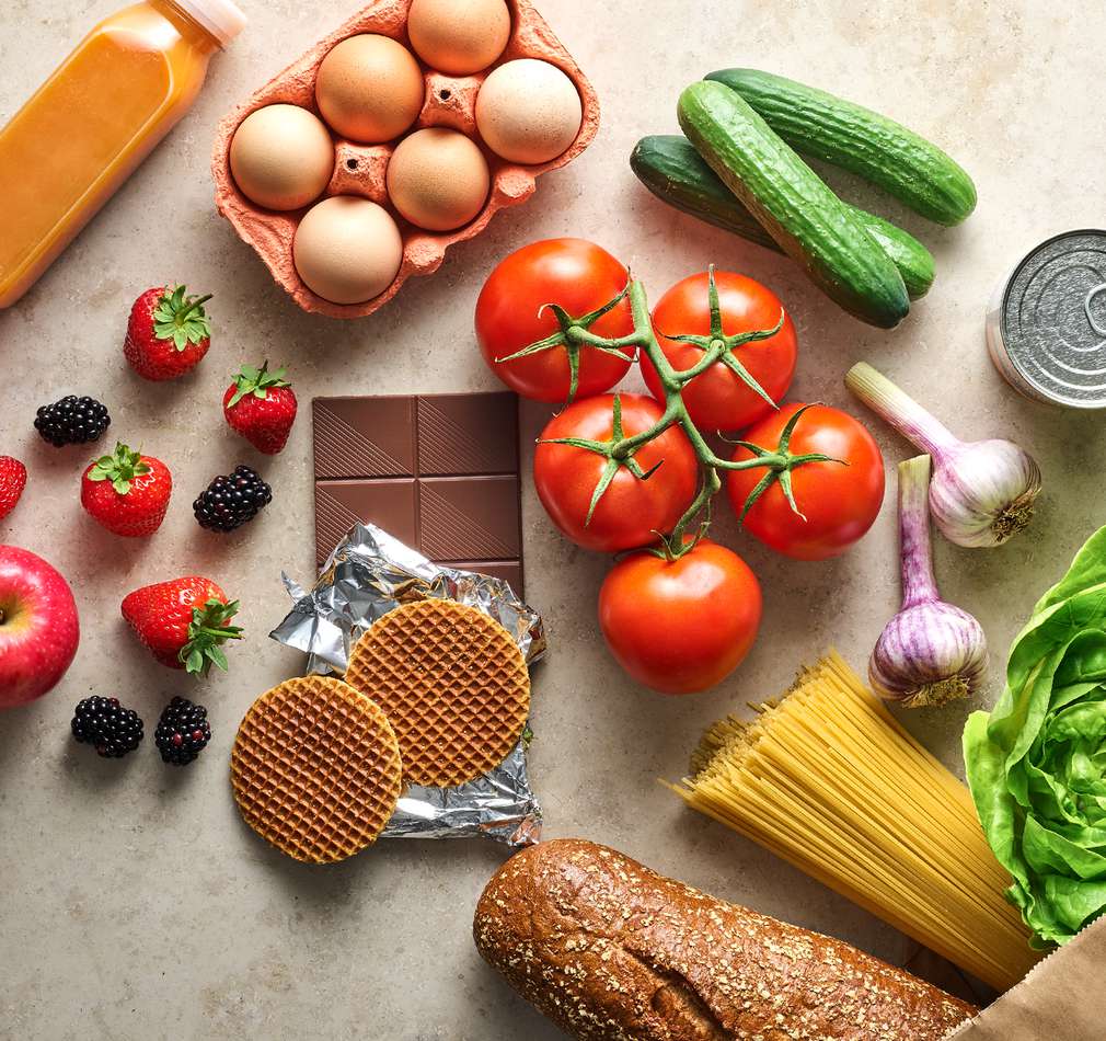 Eier, Tomaten, Gurken, Erdbeeren, Nudeln, Kekse und andere Lebensmittel Eier, Tomaten, Gurken, Erdbeeren, Nudeln, Kekse und andere Lebensmittel
