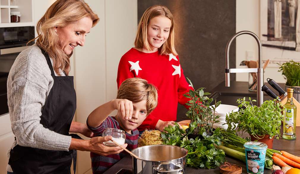 Alexa Iwan kocht Weihnachtsmenü mit Mutter und Kind Alexa Iwan kocht Weihnachtsmenü mit Mutter und Kind
